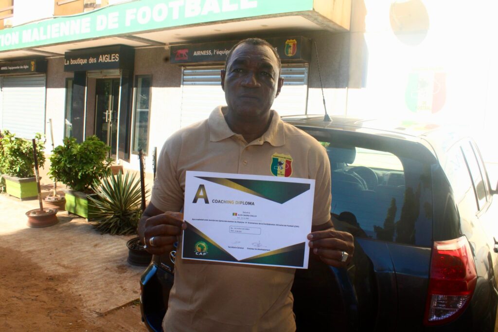 Remise des diplômes de Licence Pro A CAF à 17 entraîneurs maliens par la FEMA-Foot