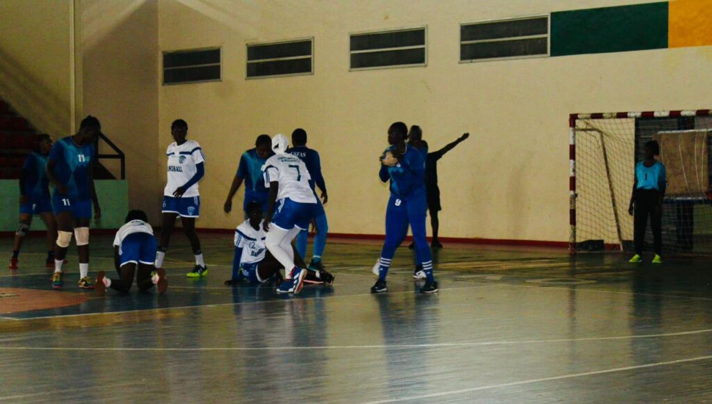 Les dames de L'USFAS, neutralisent très difficilement celles du Centre Omnisports de Missabougou (COM), ce mercredi 25 septembre 2024 au palais des sports salamatou Maïga à 26-25.