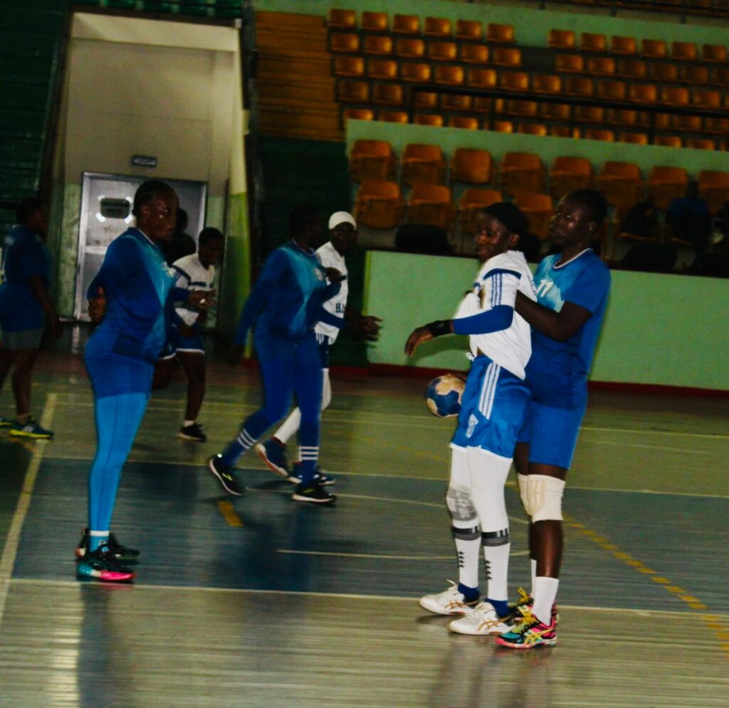 Les dames de L'USFAS, neutralisent très difficilement celles du Centre Omnisports de Missabougou (COM), ce mercredi 25 septembre 2024 au palais des sports salamatou Maïga à 26-25.