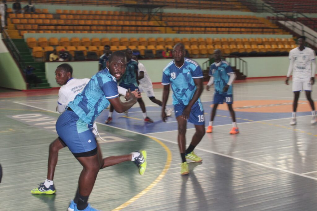 C'est avec furie, et rempli d'énergie que l'USFAS et le COM se sont donnés un combat sans répit pour pouvoir être premiers de leur phase de groupe pour la Coupe du Mali de Handball 2024, aujourd'hui mercredi 25 septembre 2024, au palais des sport de Bamako.