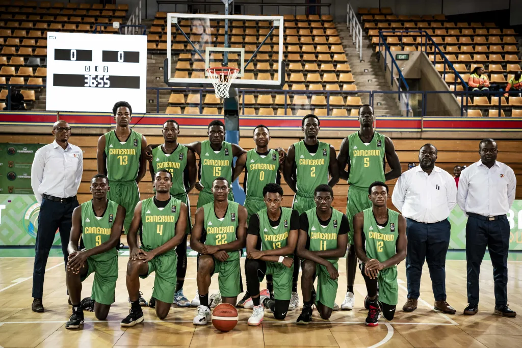La Fédération Camerounaise de Basketball vient de désigner PEAK (société chinoise) comme nouvel équipementier du basketball camerounais, ce vendredi 20 septembre 2024. Selon les dirigeants, il s'agit d'une collaboration visant à hisser le basketball camerounais au plus haut niveau.