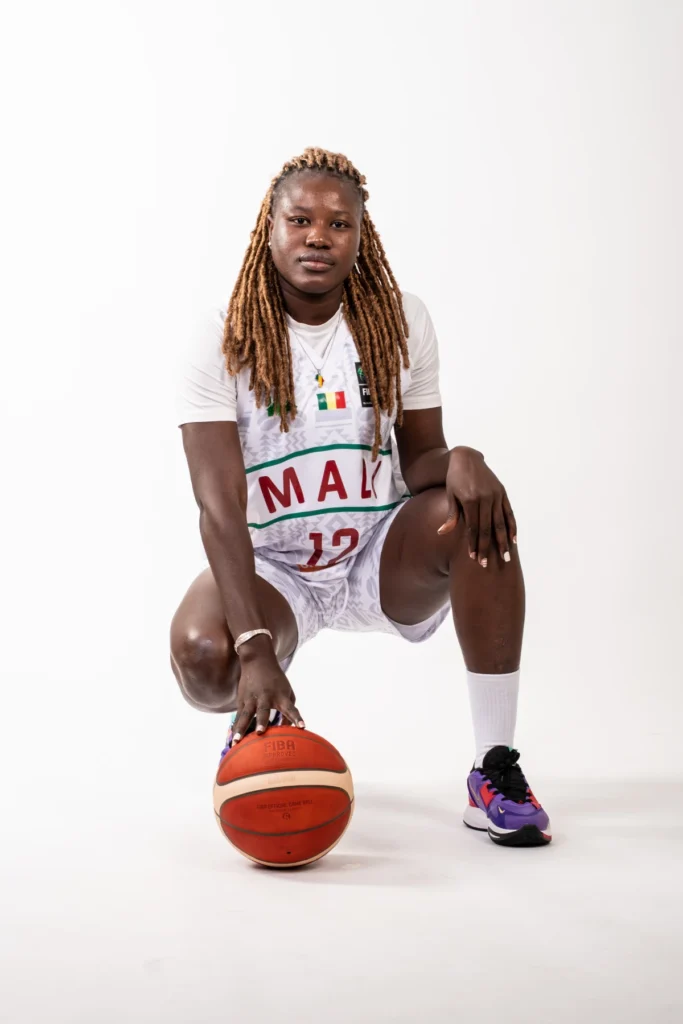 Sa compatriote, Alima Dembélé, qui a joué tous les CARRE D’AS du Mali avec le Stade Malien a également réalisé une solide prestation avec 11 points, 4 rebonds et 1 passe décisive en 25 minutes de jeu, pour une évaluation de 10.
