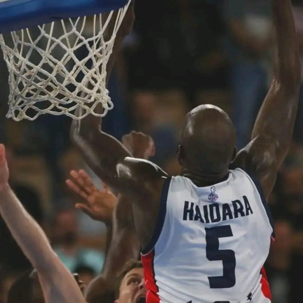 Ensuite, l’Aigle Ibrahima Chérif Haïdara, avec Nantes Basket Hermine contre ADA Blois Basket en Pro B française, a joué pendant 19 minutes, marqué 9 points, réalisé 2 rebonds, 1 interception et 2 contres. Cependant, son équipe, Nantes Basket Hermine, a concédé une lourde défaite sur le parquet de Blois (108-75), vendredi 4 octobre.