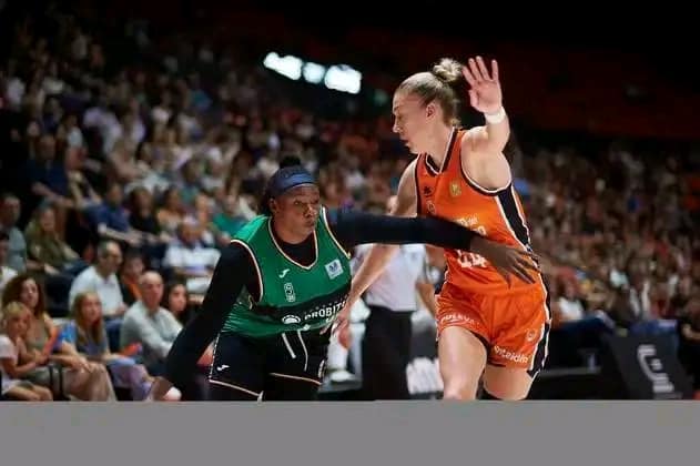 Commençons par Mariam Aliou Coulibaly, qui a brillé sous les couleurs de Joventut Badalona lors de la première journée de la LF Endesa espagnole. Malgré la défaite face à Valence BC (81-68), elle a été élue MVP de la rencontre après avoir passé 31 minutes sur le terrain, inscrit 29 points, capté 8 rebonds et délivré 1 passe décisive, pour une évaluation de 28.