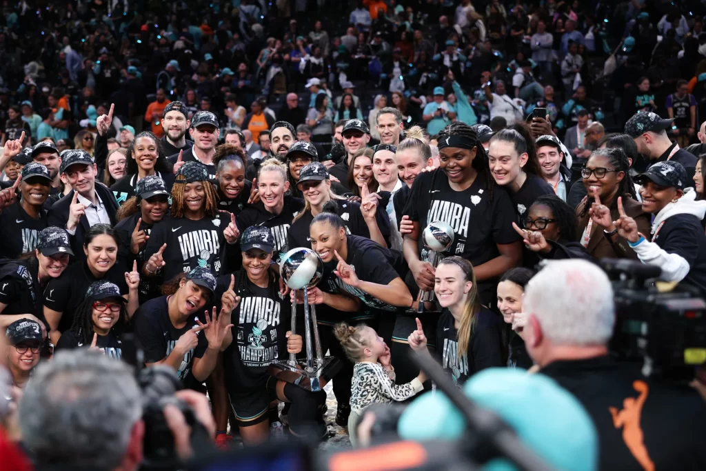Après cinq échecs en finale, le New York Liberty a enfin remporté le championnat WNBA pour la première fois de son histoire. Dans un match sous haute tension face aux Minnesota Lynx, le Liberty s’est imposé au bout du suspense (67-62), après prolongation, lors du Game 5 décisif.