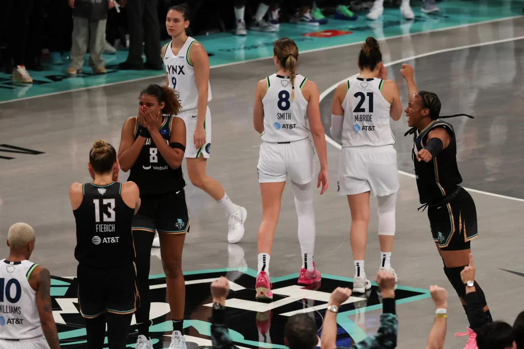 Après cinq échecs en finale, le New York Liberty a enfin remporté le championnat WNBA pour la première fois de son histoire. Dans un match sous haute tension face aux Minnesota Lynx, le Liberty s’est imposé au bout du suspense (67-62), après prolongation, lors du Game 5 décisif.