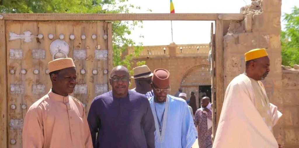Des membres de la Fédération Malienne de Basketball Officiel, dont son premier vice-président, son secrétaire général, et son Directeur Technique National, ont parcouru les rues de la médina de Tombouctou. Cette visite s'inscrit dans le cadre de la finale de la Coupe du Président Jean Claude Sidibé, organisée par la Ligue Régionale de Basket-Ball de Tombouctou.