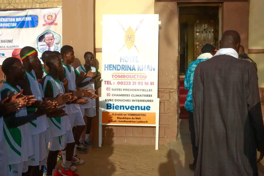 Des membres de la Fédération Malienne de Basketball Officiel, dont son premier vice-président, son secrétaire général, et son Directeur Technique National, ont parcouru les rues de la médina de Tombouctou. Cette visite s'inscrit dans le cadre de la finale de la Coupe du Président Jean Claude Sidibé, organisée par la Ligue Régionale de Basket-Ball de Tombouctou.
