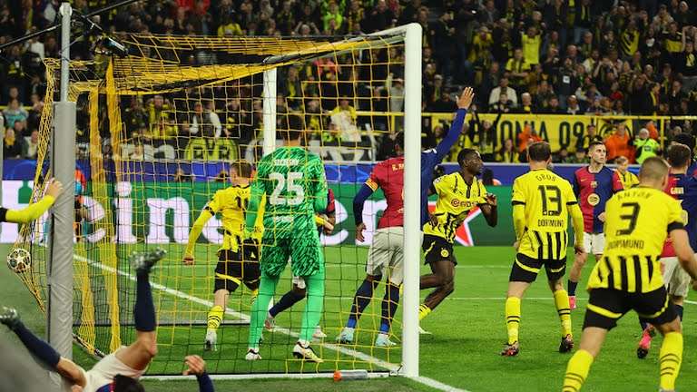 Le 𝗤𝗨𝗔𝗥𝗧 𝗗𝗘 𝗙𝗜𝗡𝗔𝗟 de Ligue des Champions a livré son lot de surprises, mais celle-ci est historique : Serhou Guirassy, l’attaquant international guinéen, a inscrit un triplé retentissant face au FC Barcelone, guidant son équipe vers une victoire éclatante et surtout, une place en demi-finale de la plus prestigieuse des compétitions européennes.